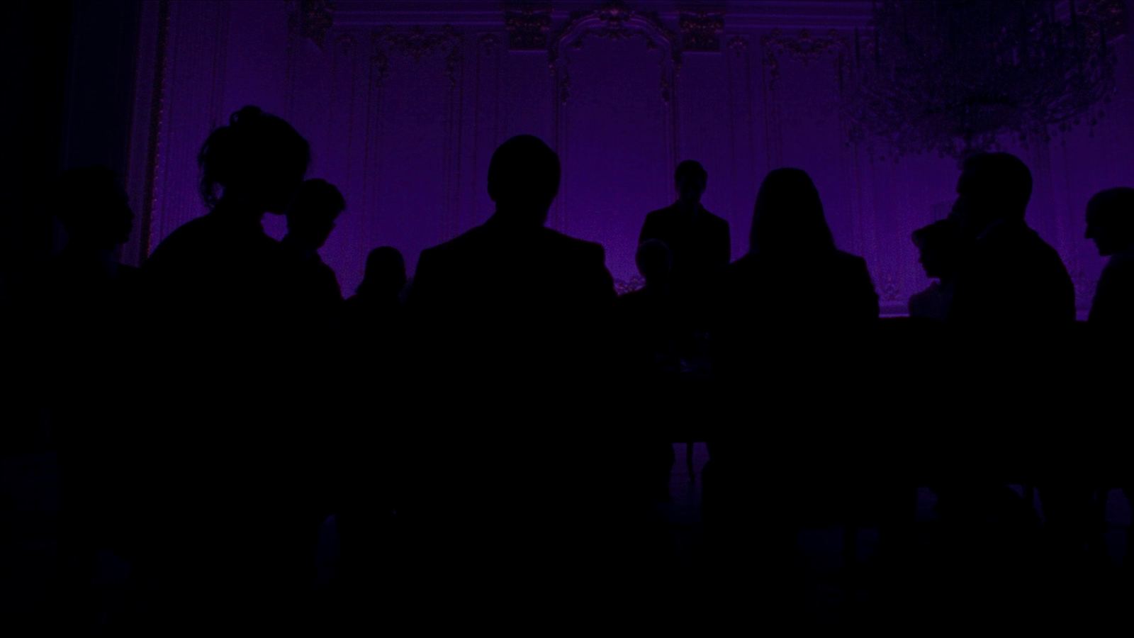 Der Rat: Silhouetten am Tisch hinter verschlossenen Türen