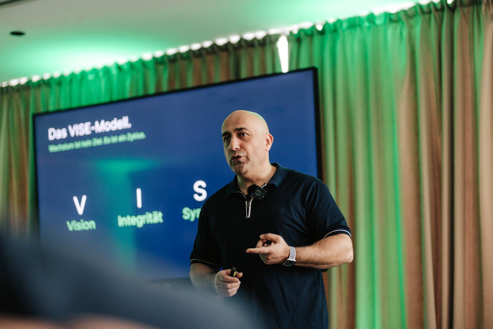 Özkan Akkilic bei seiner Keynote
