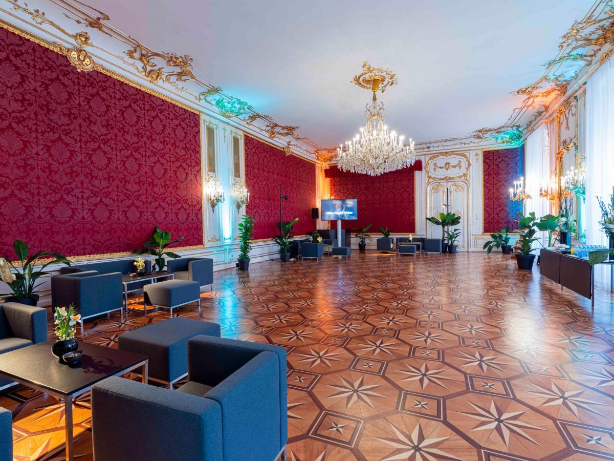 Roter Salon der Hofburg mit Kristalllüster